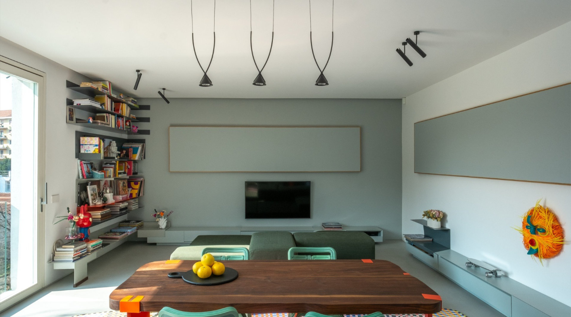 An interior renovation apartment in Milan full of color